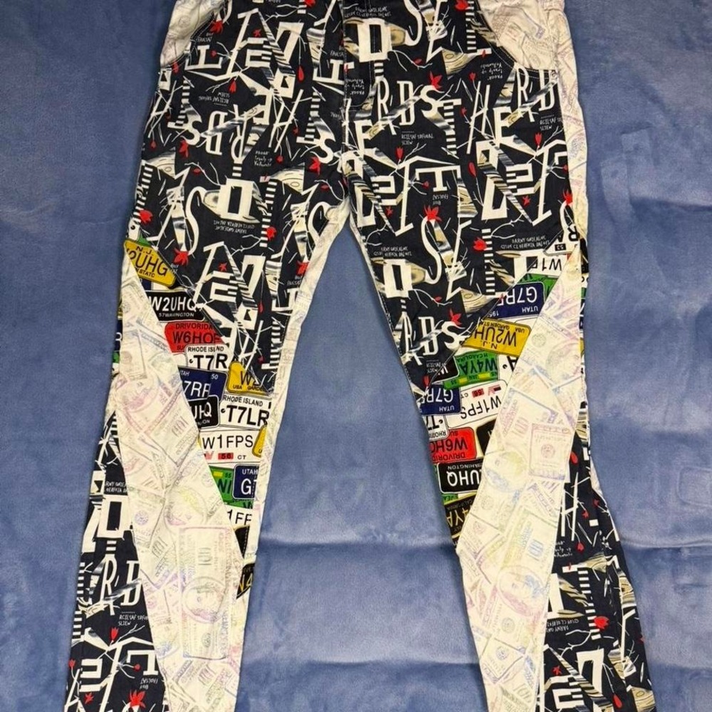 Multicoloured graphic print jeans with a unique design,men  Size: 38‎